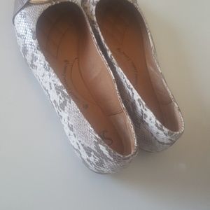 Women snakeskin flats